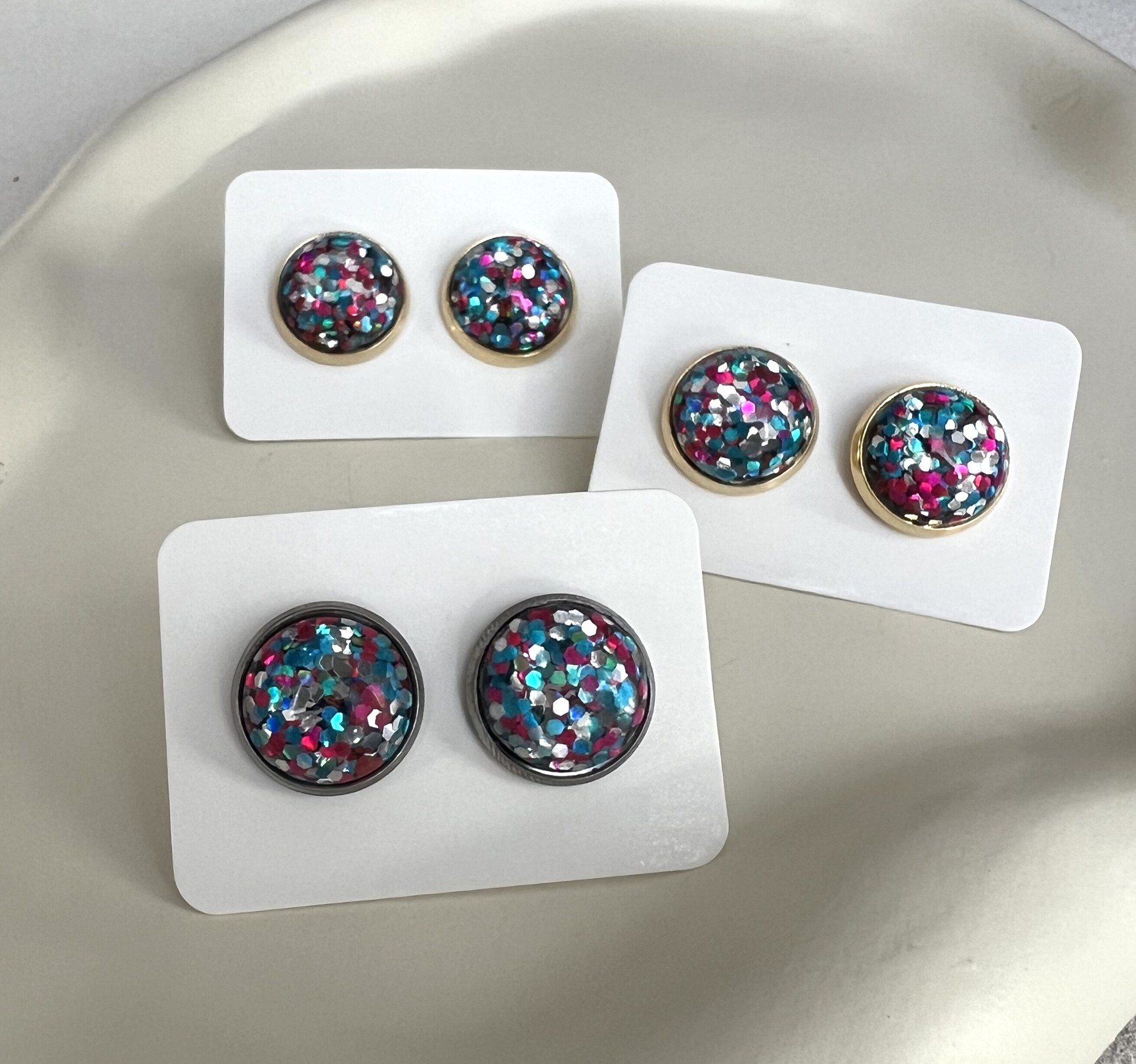 Konfetti Ohrstecker Bunt – Bild 2