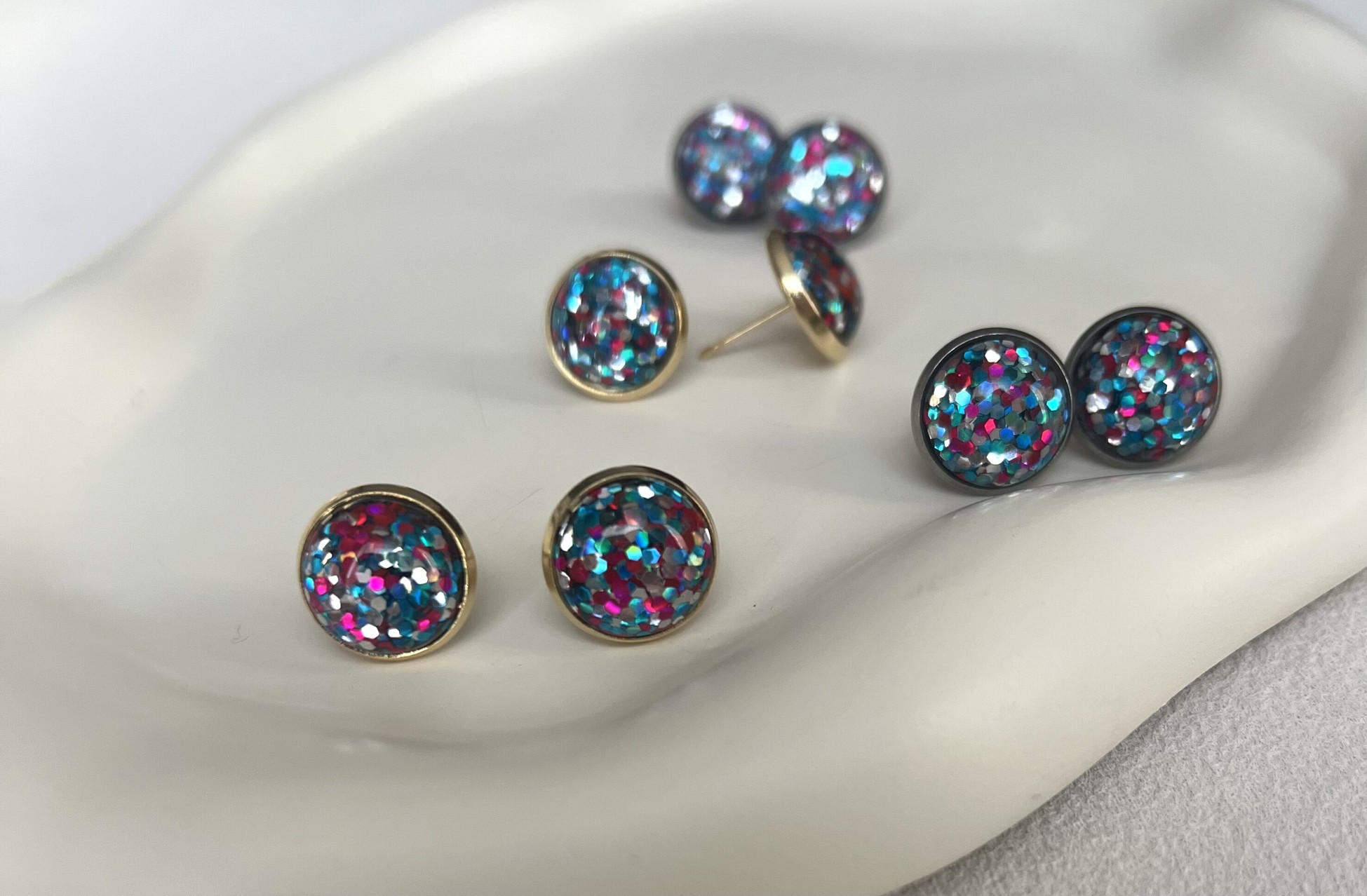 Konfetti Ohrstecker Bunt – Bild 3